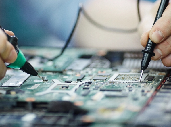 Elektronikus k&aacute;rty&aacute;k ellenőrz&eacute;se &eacute;s jav&iacute;t&aacute;sa a hib&aacute;k, hib&aacute;s m&eacute;r&eacute;sek, &aacute;ram&uuml;t&eacute;sek &eacute;s gyullad&aacute;svesz&eacute;lyek megelőz&eacute;se &eacute;rdek&eacute;ben az ipari termel&eacute;sben.